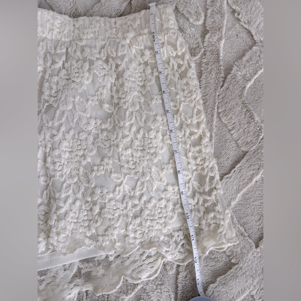 Chic Cream Lace Shorts - Picture 4 of 4